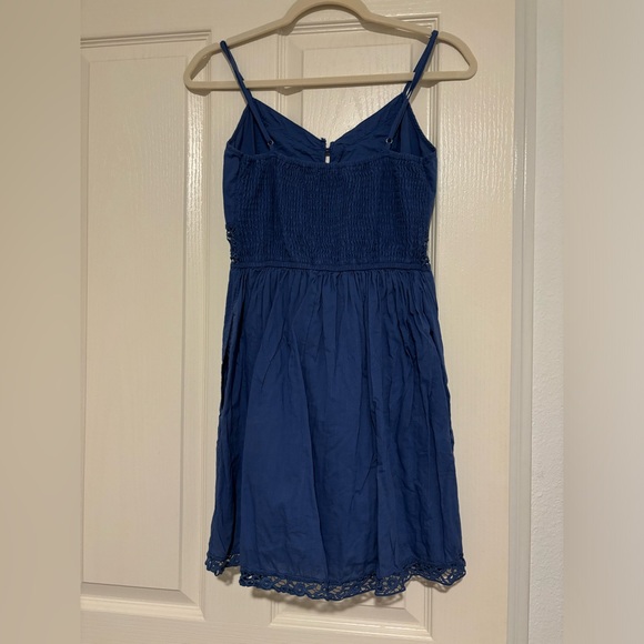 Blue mini dress with lace details - Picture 3 of 5